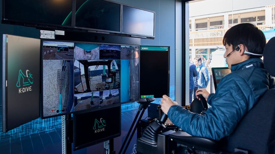Os visitantes tiveram a oportunidade de mergulhar na inovadora tecnologia de operao remota K-Dive da Kobelco...