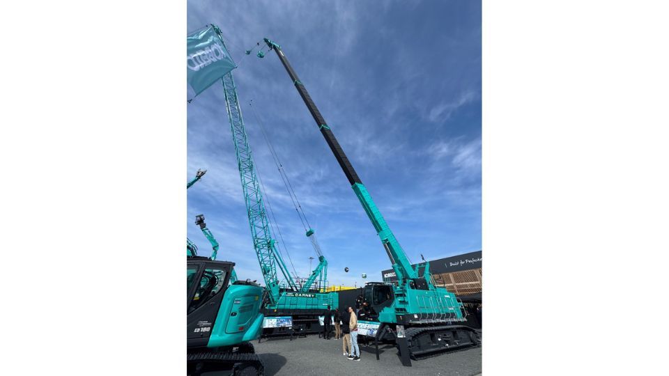 rea de gruas mveis no stand da Kobelco