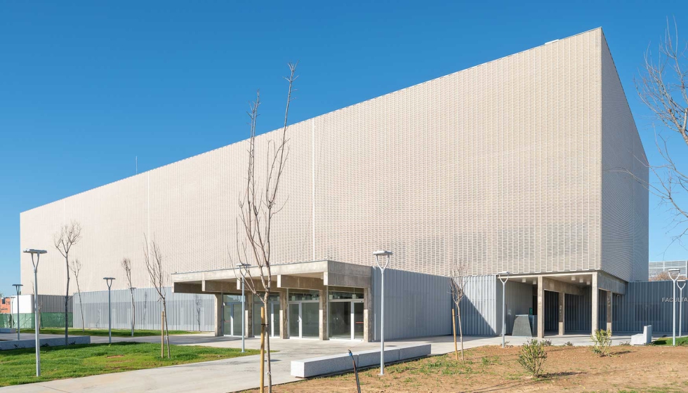 Iris es un modelo pionero de celos�as industrializadas concebido y producido por La Paloma Cer�micas en sus f�brica sde Malpesa...