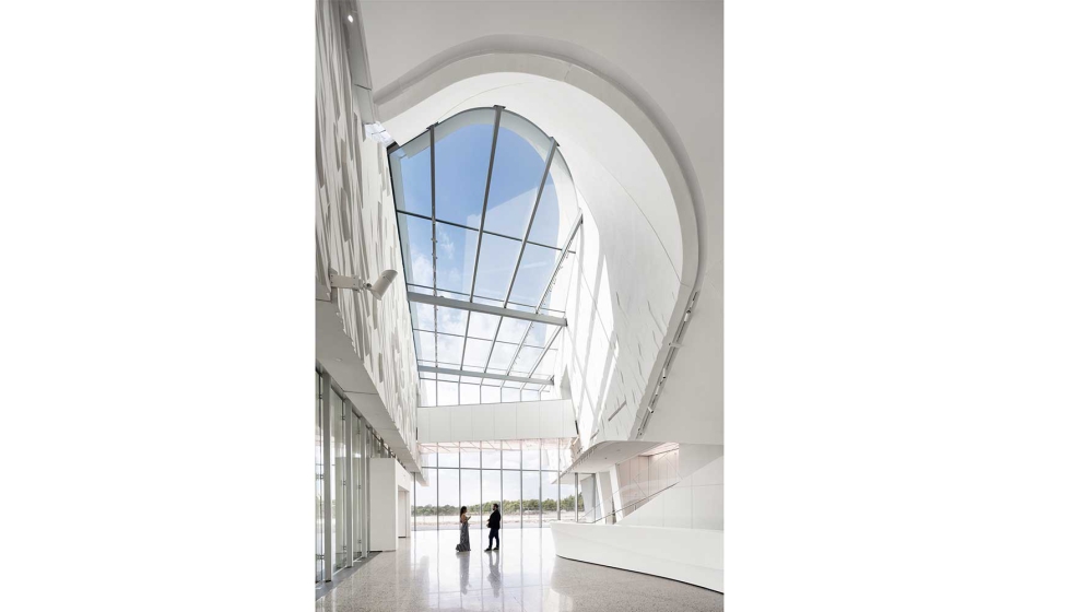 Detalle de la espectacular arquitectura del museo, cuyos sistemas lumnicos se mimetizan tambin en el edificio