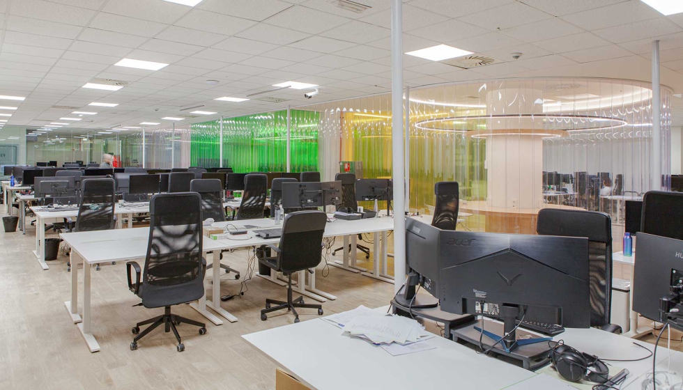 Panor�mica de la oficina con las �reas de trabajo y las comunes, cuyo dise�o pretende generar �un paseo por el bosque�. Foto: Phelipe Eizaguirre...