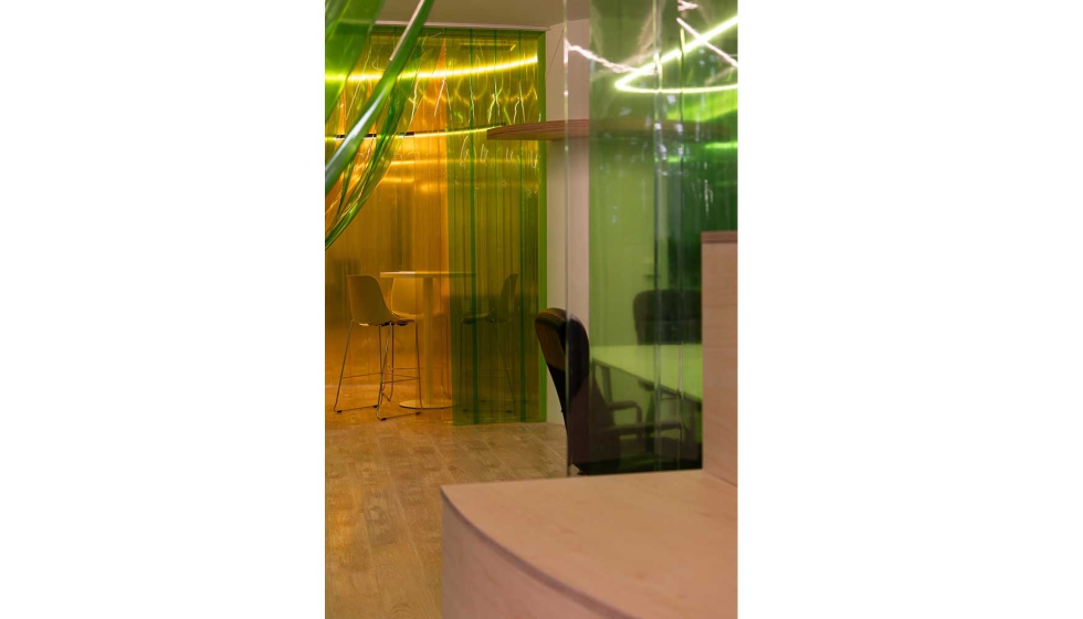 Detalle de los reflejos que se crea con el juego entre material, color e iluminaci�n en uno de los espacios de la oficina. Foto: Phelipe Eizaguirre...