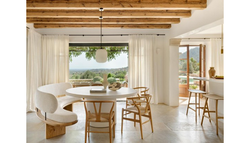 Vista del comedor y cocina. Sobre la mesa destaca la escultura �Cer�mica Primitiva� de Paco Romero