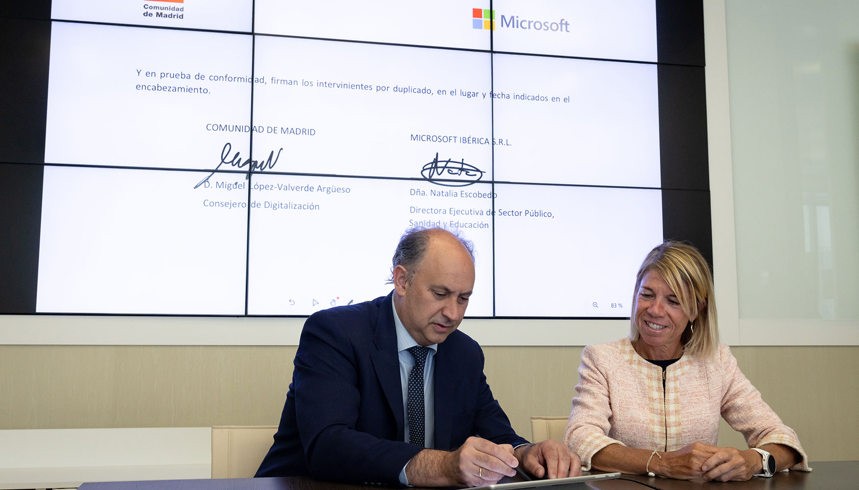 El consejero de Digitalizacin de la Comunidad de Madrid, Miguel Lpez-Valverde y Natalia Escobedo...