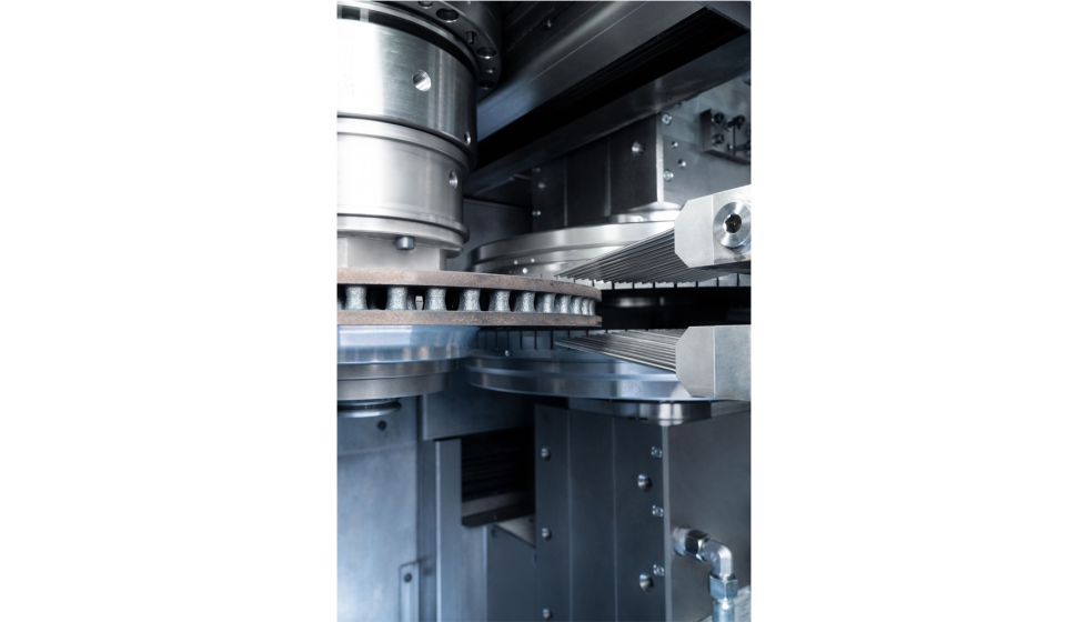 Los dos husillos de rectificado en la VLC 450 DG est�n dispuestos en paralelo y el disco de freno est� rectificado en cruz. Foto: Emag...