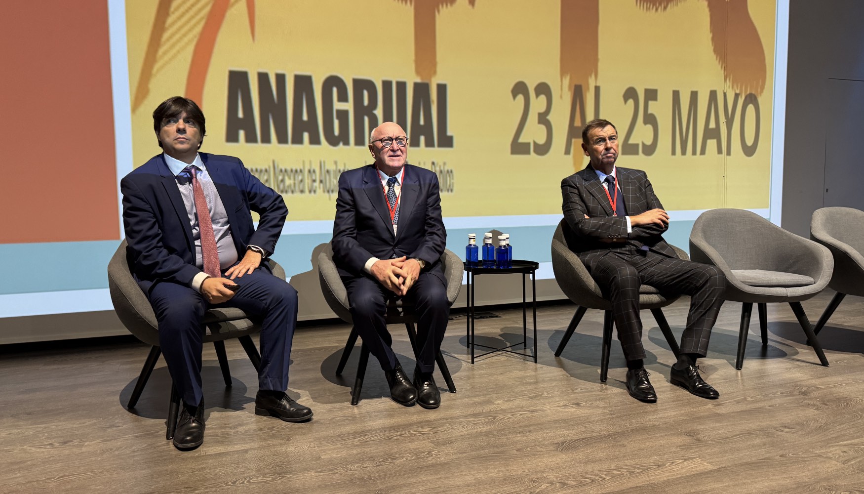 De izquierda a derecha...