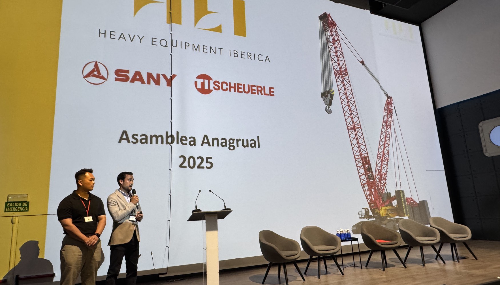 De izquierda a derecha: Jiawen Wu, responsable de Ventas para el sur de Europa de Sany, y Javier Molinero, director general de HEI...