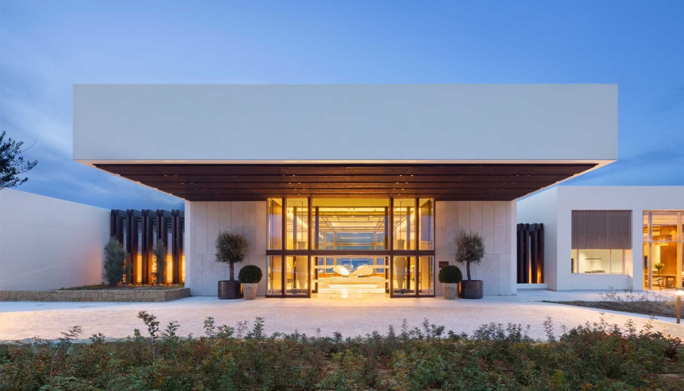 Las carpinter�as de perfil minimalista de Grupo Ayuso permitan disponer de la mayor superficie de vidrio posible en el proyecto Farimont La Hacienda...