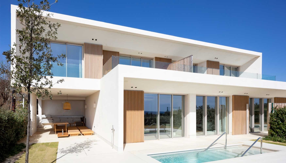 Los grandes pa�os de vidrio correderos permiten la continuidad visual interior-exterior...