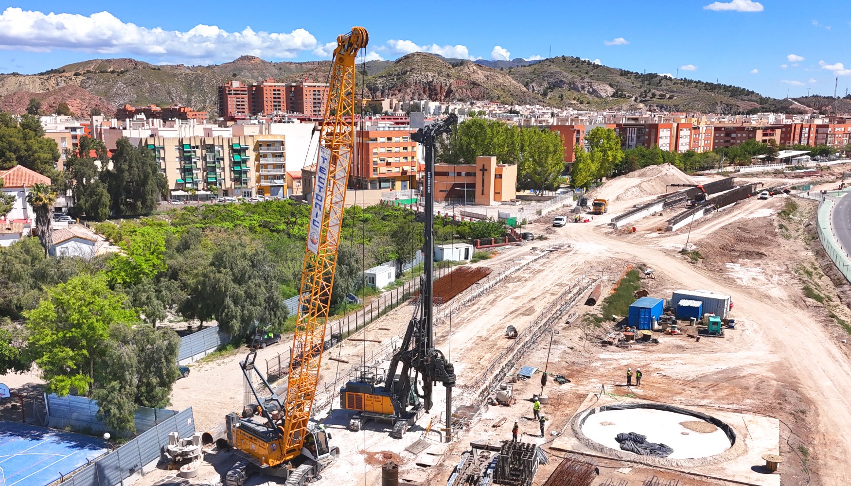 12 equipos Liebherr de Pantaex...