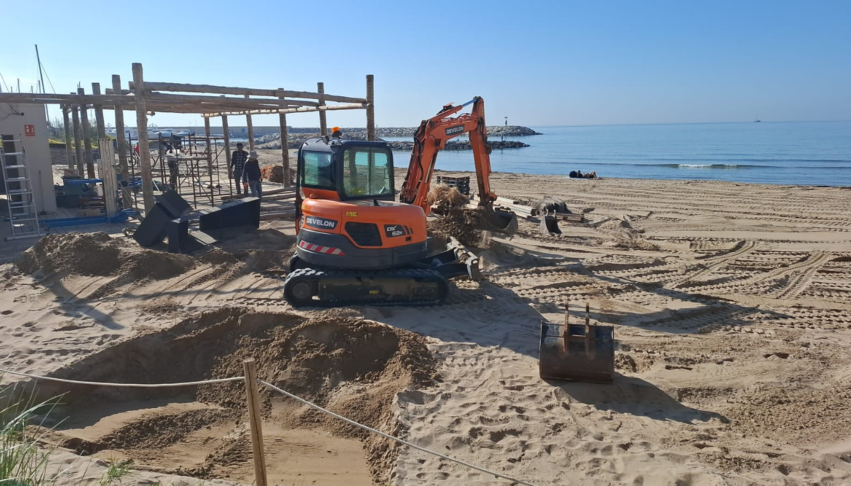 Excavadora Develon DX62R trabajando en los terrenos donde se levanta el restaurante