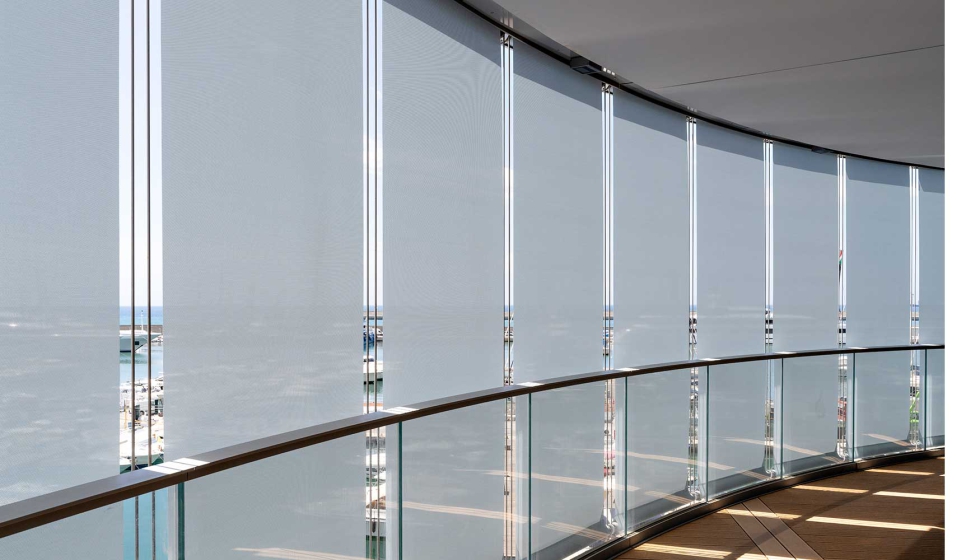 Con un factor de apertura del 4%, Satin� 5500 garantiza un excelente confort visual al reducir el deslumbramiento y manteniendo, en gran medida...