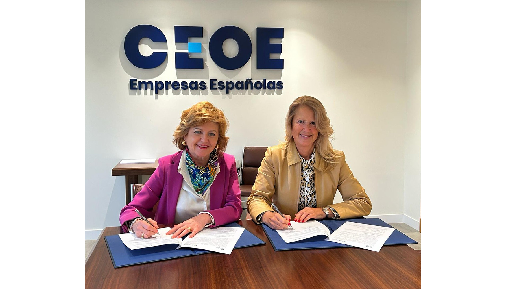 De izquierda a derecha: Mara Teresa Gmez Condado, directora general de Ceoe Campus, y Sonia Fernndez Ayala, directora general de Andece...