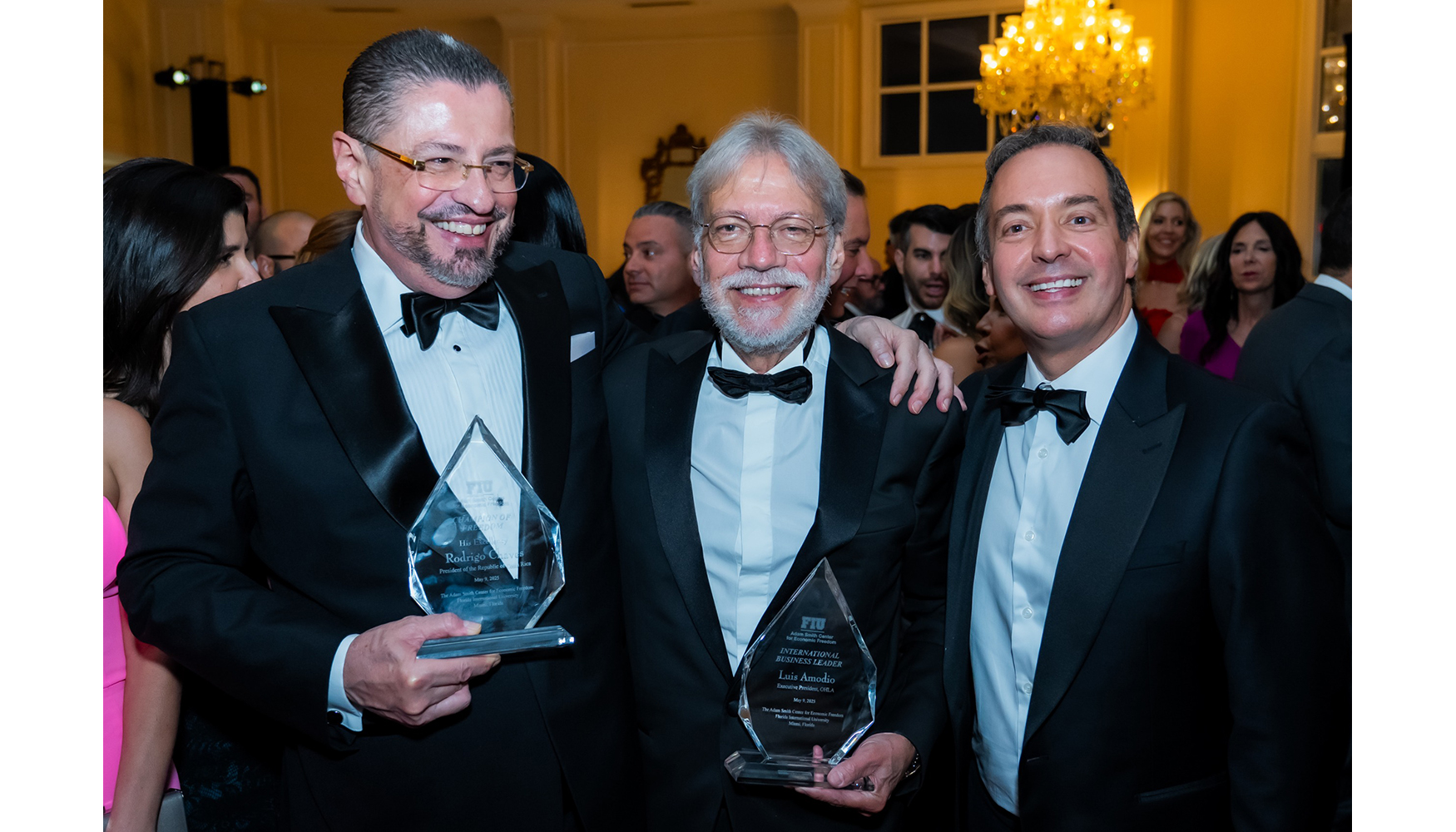 De izquierda a derecha...