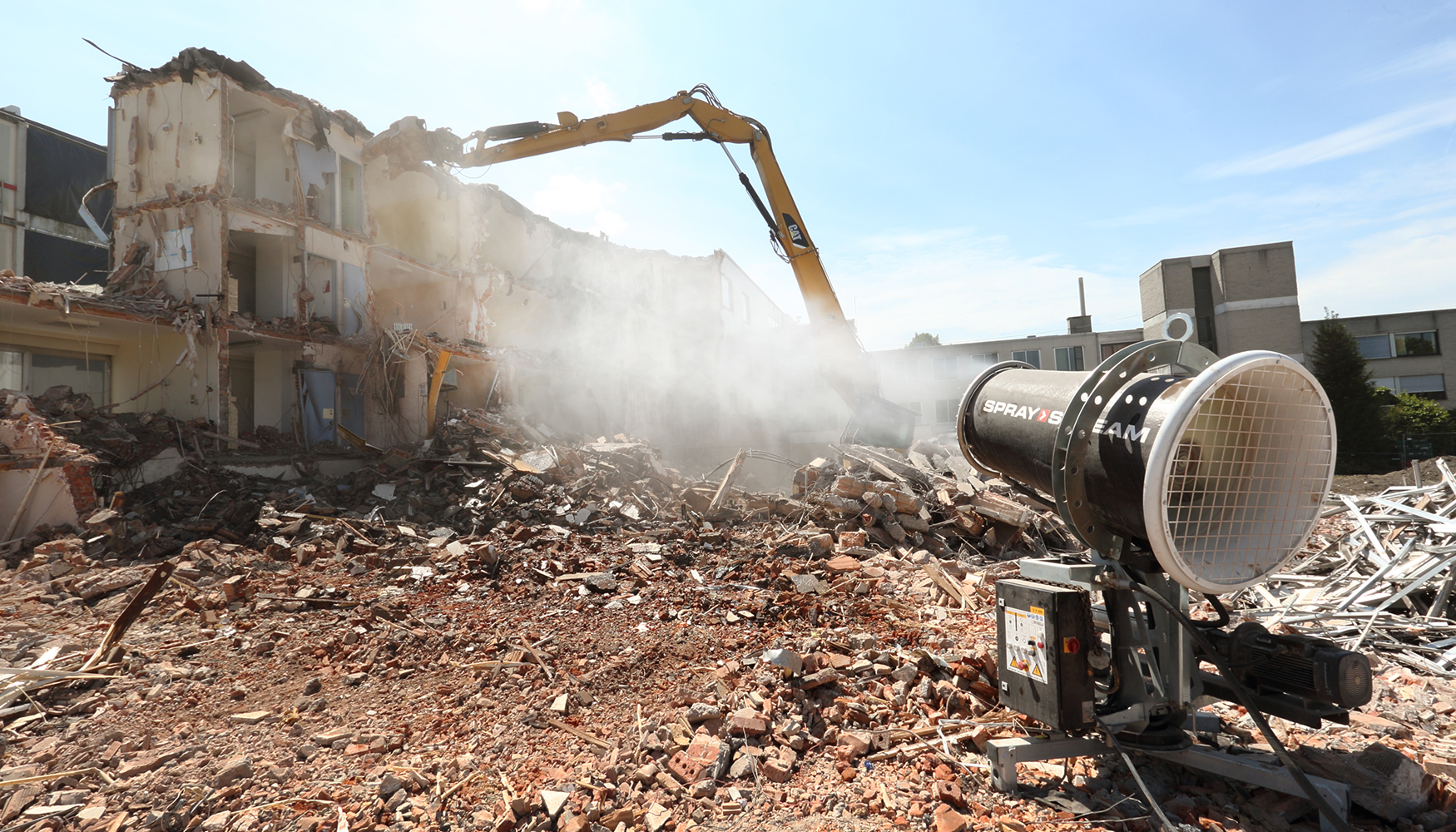 Ca�ones Spraystream suprimiendo el polvo en una obra en zona residencial