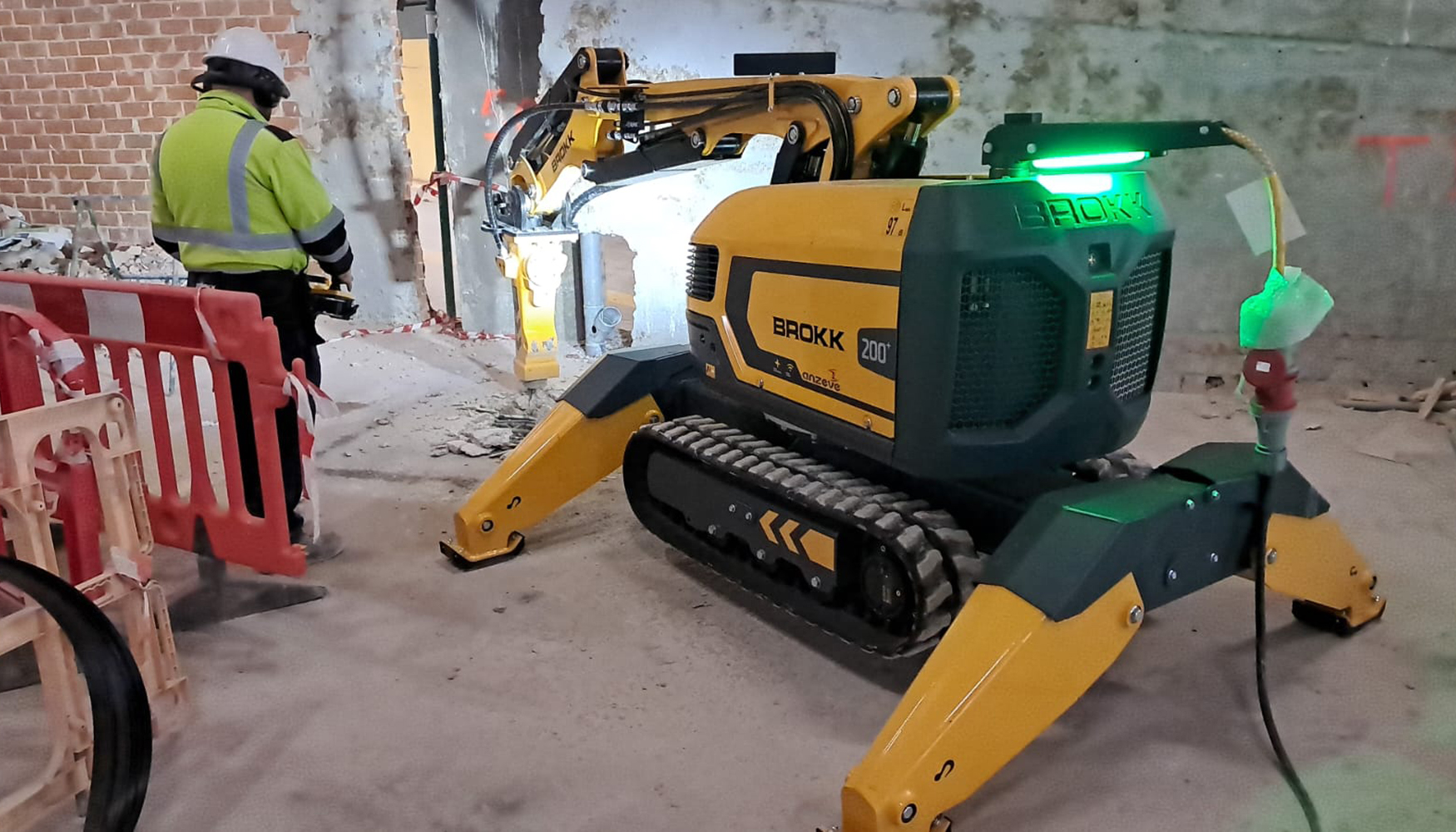 Robot Brokk Smart Power+ trabajando en el interior de un edificio