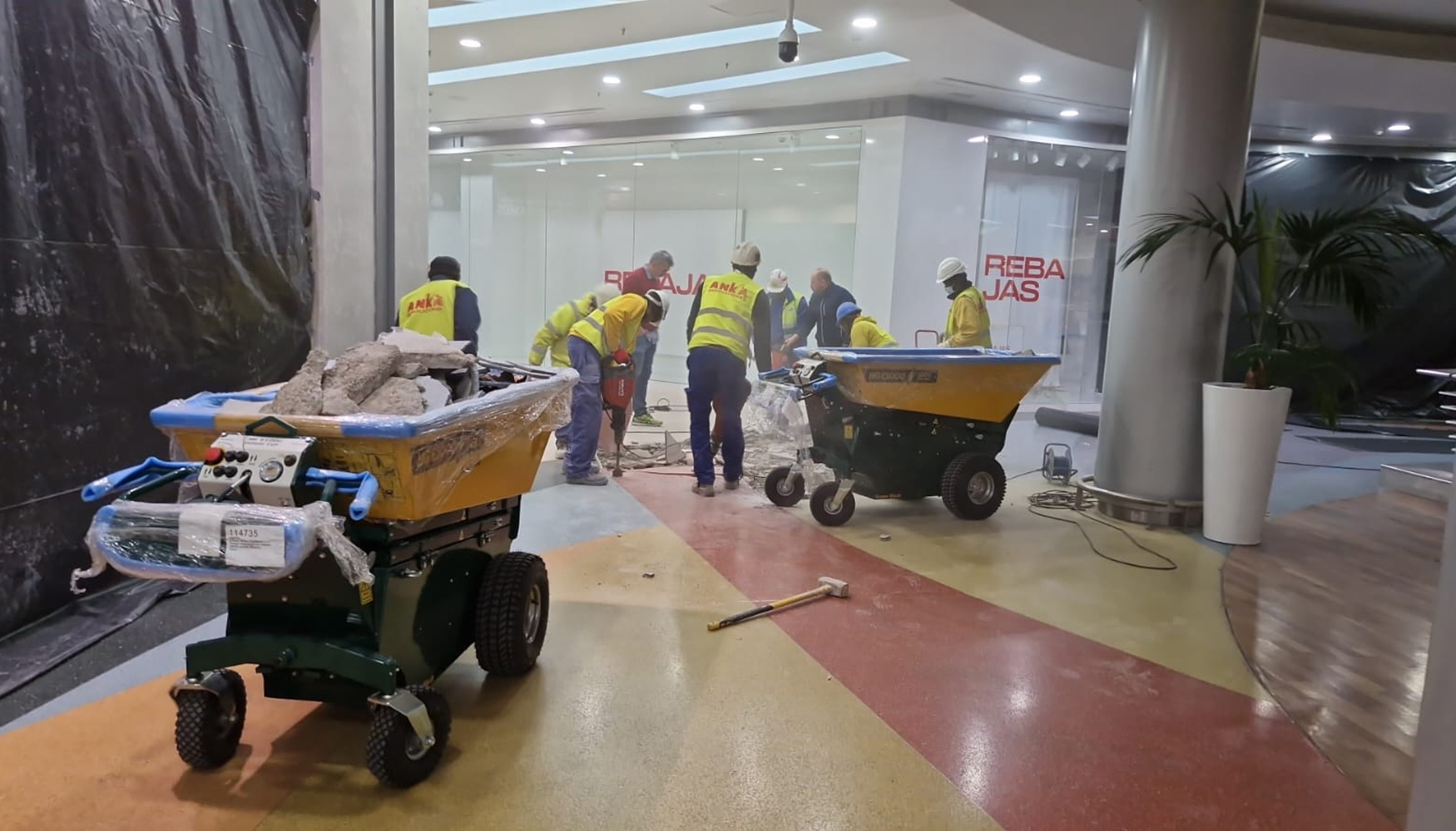 D�mpers HG recogiendo escombros en un centro comercial en Madrid