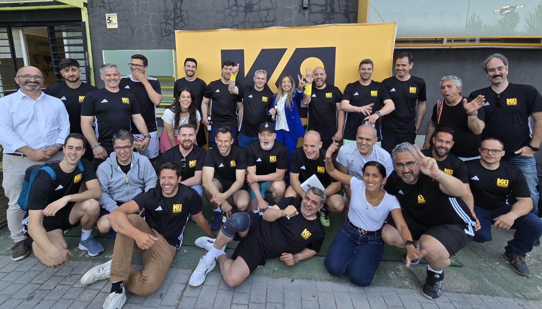 Foto de familia con los participantes en el tercer Torneo de Pdel de Kiloutou Espaa