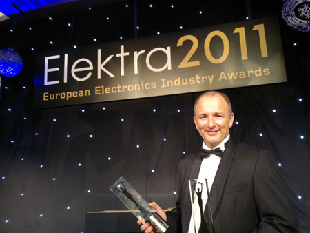 Glenn Jarrett, director de Marketing de Electrnica en RS Components, recogiendo uno de los galardones