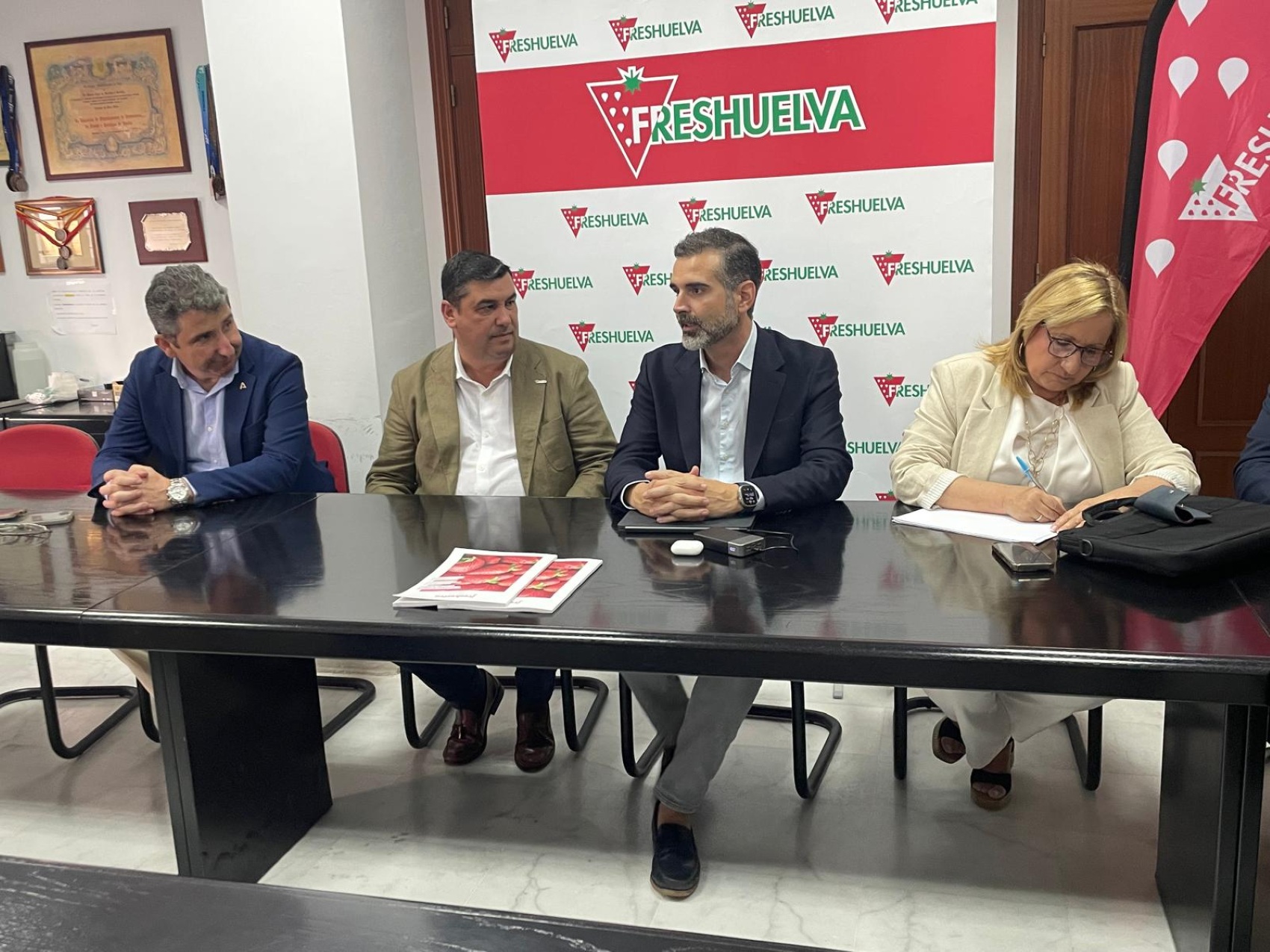 El consejero de Agricultura de Andaluc�a, Ram�n Fern�ndez-Pacheco, durante su visita Freshuelva, donde mantuvo un encuentro con la ejecutiva...