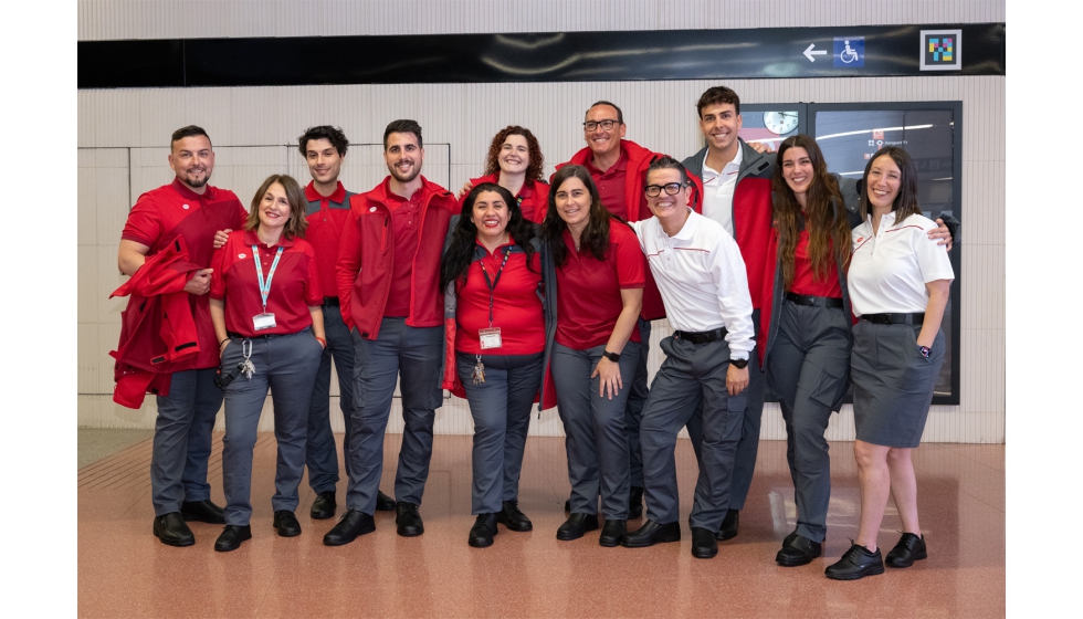 Profesionales de TMB posaron con la nueva uniformidad en su presentaci�n. Foto TMB