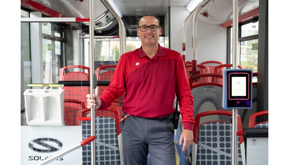 Conductor de autob�s con la uniformidad base: pantal�n y polo de manga larga. Foto: TMB