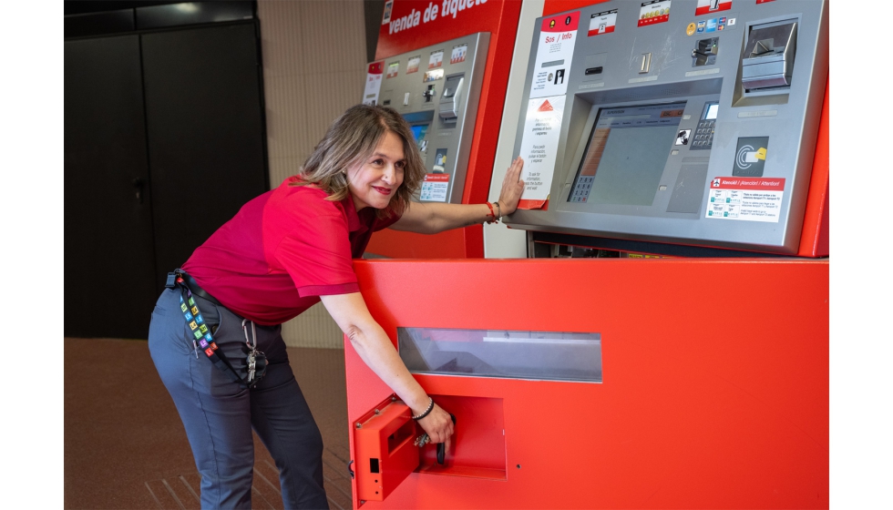 Trabajadora del Metro con polo base de manga corta y pantal�n. Foto: TMB