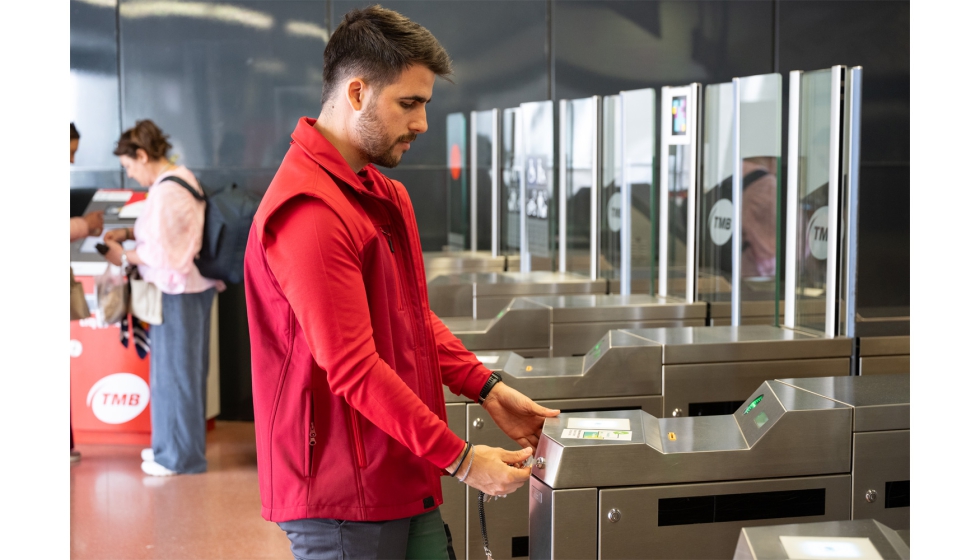 Trabajador del metro con softshell desmontable (sin mangas, en este caso). Foto: TMB