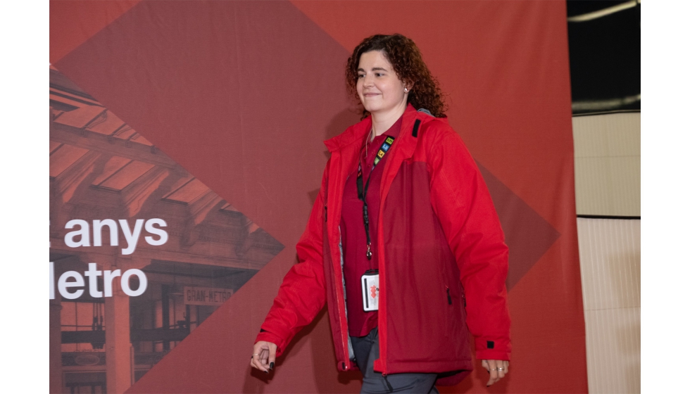 Abrigo con guata para colectivo base, con aperturas laterales, bolsillo invisible en manga y bajo con goma ajustable...