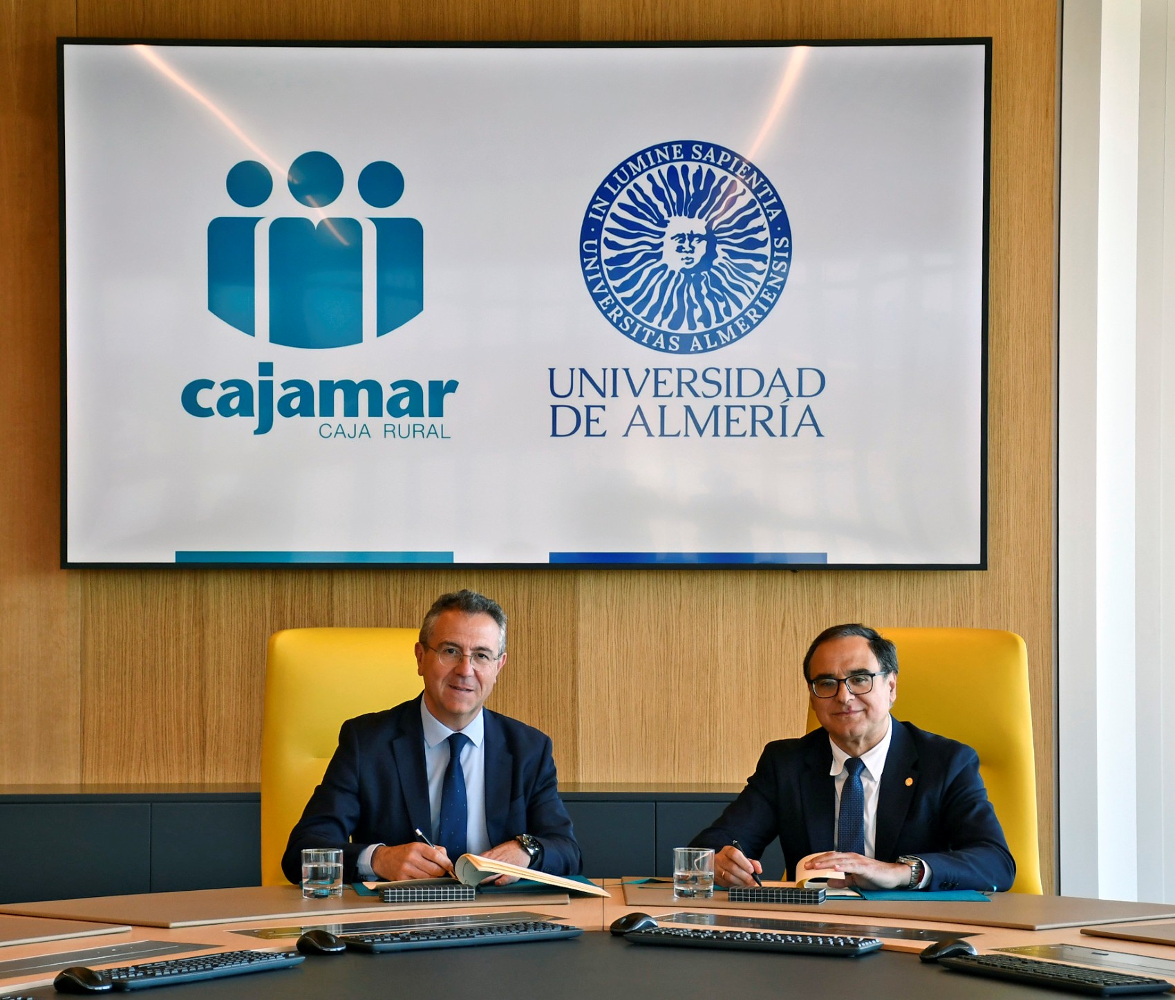 El presidente de Cajamar, Eduardo Baamonde, y el rector de la Universidad de Almer�a, Jos� Joaqu�n C�spedes, durante la firma del acuerdo...