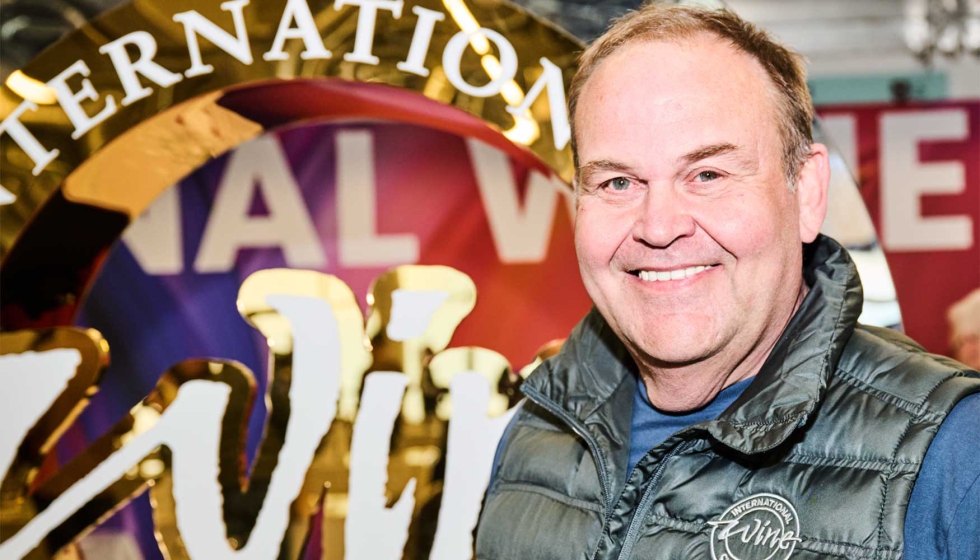 Chris Ashton, propietario del International Wine Challenge 2025, entusiasmado con los resultados. Foto: Ben Etridge