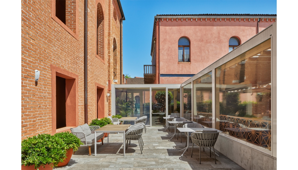 La estructura en color marfil brillante armoniza con el estilo del edificio, aportando un toque contempor�neo sin perder la esencia veneciana...