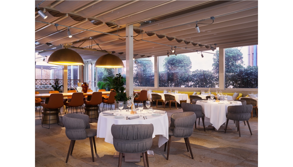 El patio interior del Hyatt Centric Murano Venice transformado en un elegante oasis gracias a la p�rgola bioclim�tica Kedry Prime...