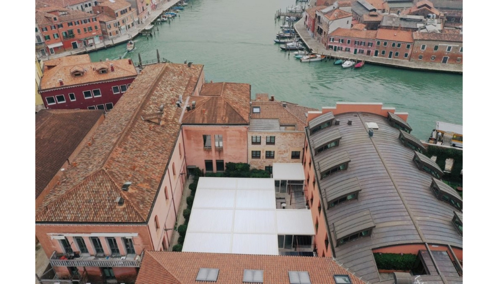 Lamas orientables y cortinas filtrantes motorizadas permiten disfrutar del espacio en cualquier condici�n clim�tica...