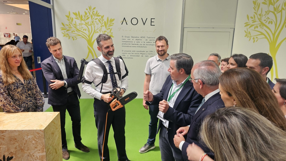 El consejero de Agricultura de Andaluc�a prueba el exoesqueleto que se est� desarrollando en el marco del proyecto Agrimate, en la pasada Expoliva...