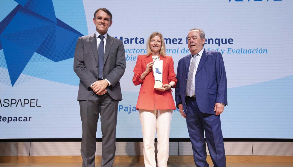 La directora general de Calidad y Evaluación Ambiental, Marta Gómez Palenque, flanqueada por el presidente de Aspapel...