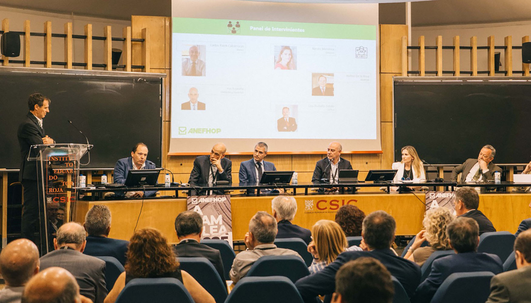 De izquierda a derecha...