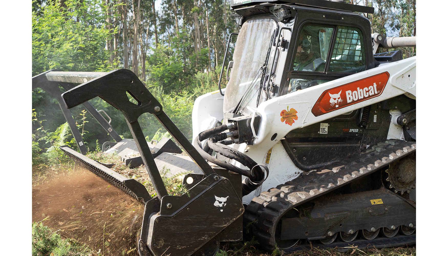 Cargadora T86 en tareas de desbrozado