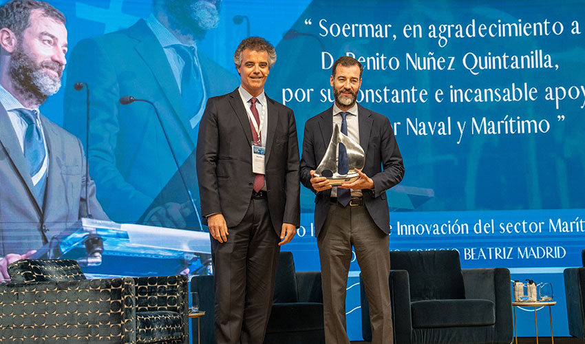 Marcos Freire entrega un reconocimiento a Benito N��ez Quintanilla