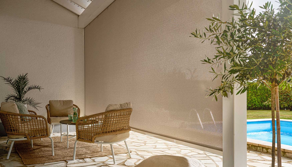 O toldo vertical em Soltis Veozip frost white garante uma ptima proteo solar e privacidade contra olhares indiscretos...