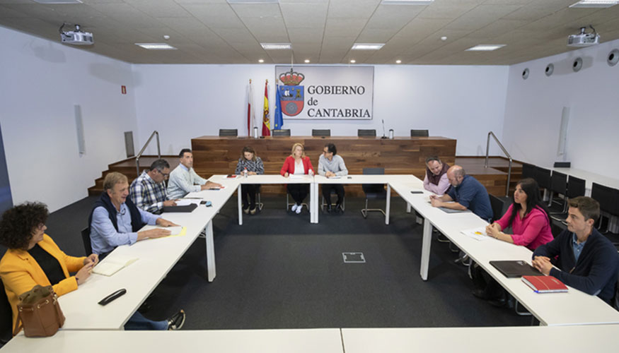 La consejera Mar�a Jes�s Susinos reunida con representantes del sector ganadero