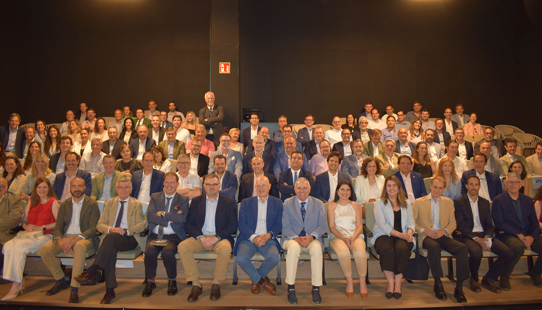 Foto de grupo de los asistentes a la asamblea general de Aminer