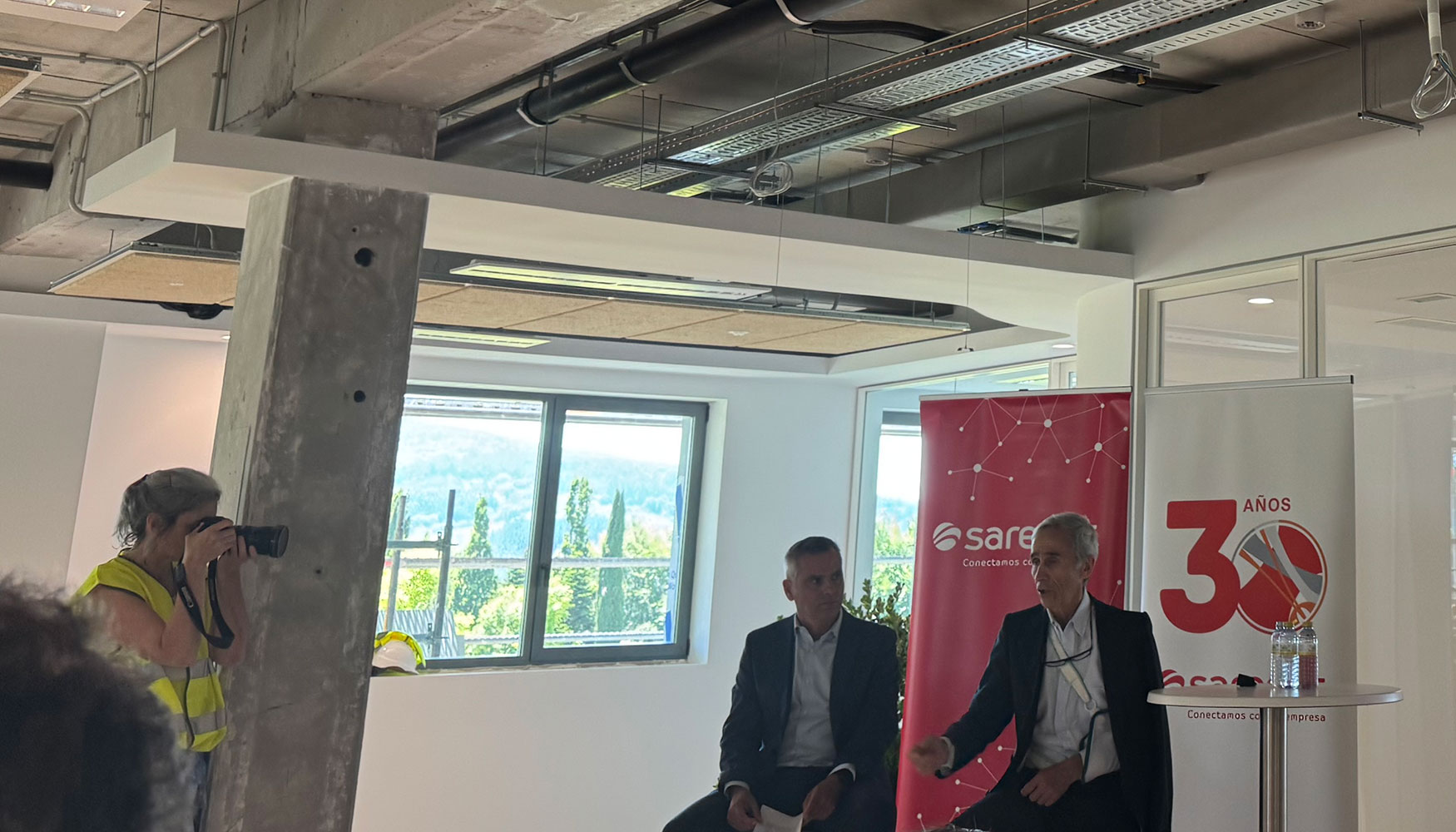 Roberto Beitia, presidente de Sarenet (dcha de la imagen) y Joan Arberas, director general...