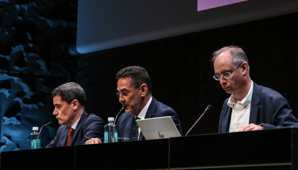 En la Asamblea General del Cl�ster de la Edificaci�n se confirm� la continuidad de Juan Antonio G�mez-Pintado (centro) como presidente de la entidad...