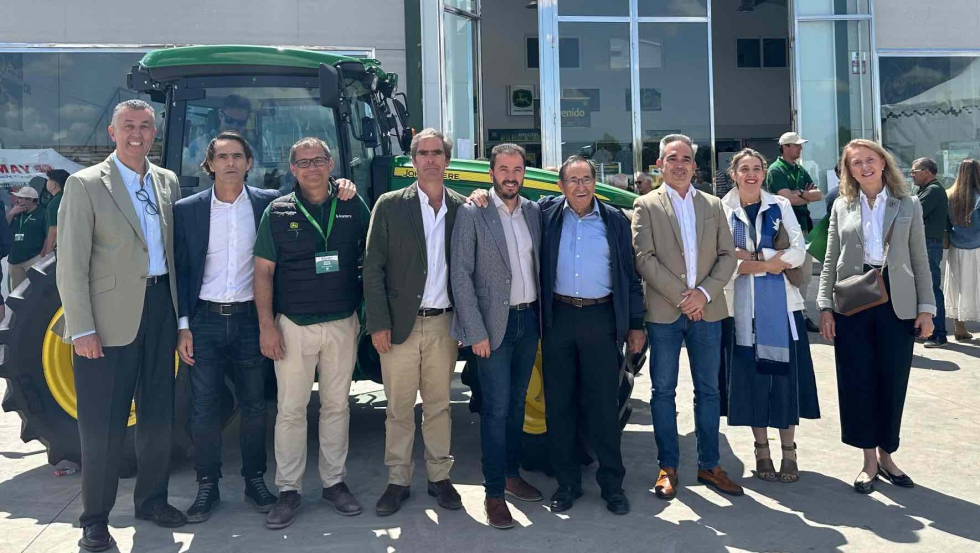 Autoridades, representantes de Avanterra y de John Deere durante la presentacin