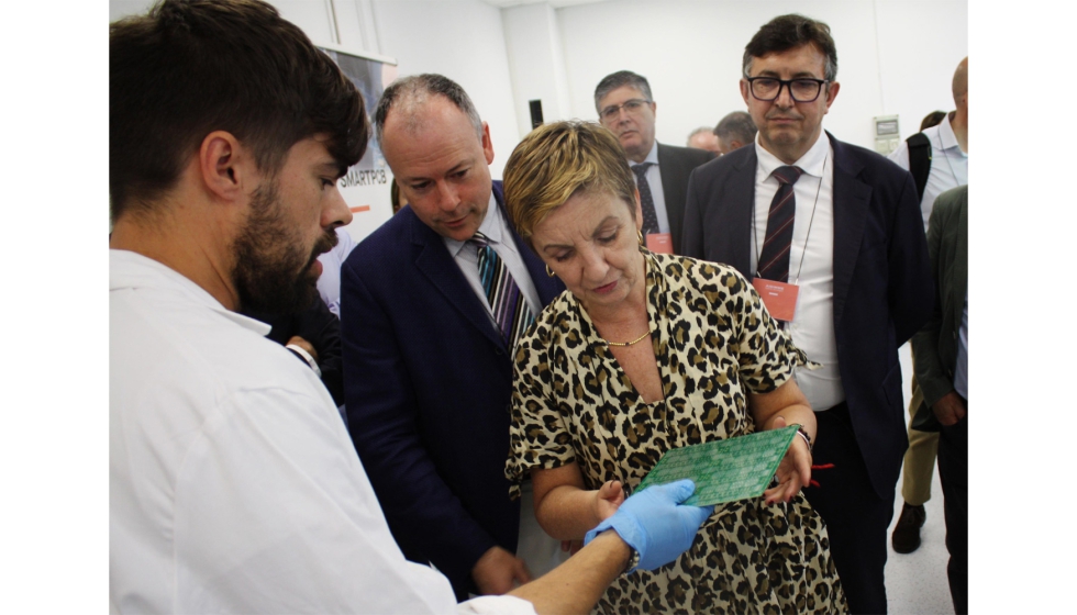 La consellera Marián Cano pudo comprobar cómo el nuevo Laboratorio aporta flexibilidad en los ensamblajes de los componentes en las placas en función...