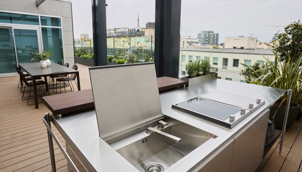 La cocina de Arrital presenta dos configuraciones: cocina monobloque freestanding y cocina lineal de pared