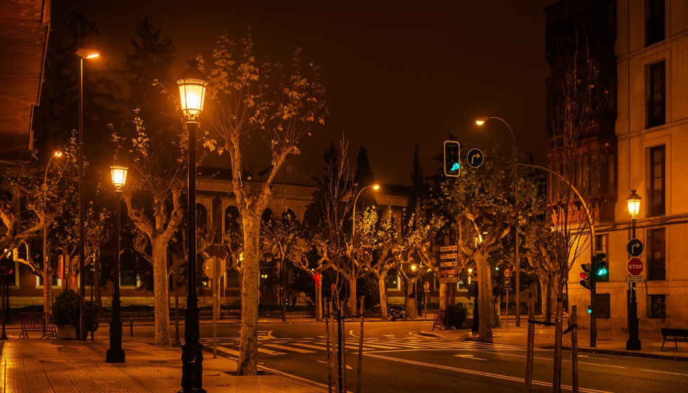 Iluminaci�n LED 2200 K en Logro�o. La reproducci�n crom�tica realza los tonos naturales de la vegetaci�n y genera una atm�sfera acogedora...