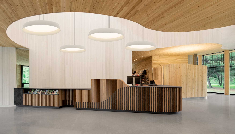 Bigger es un modelo de luminaria que se integra, en su versi�n techo, a los planos arquitect�nicos