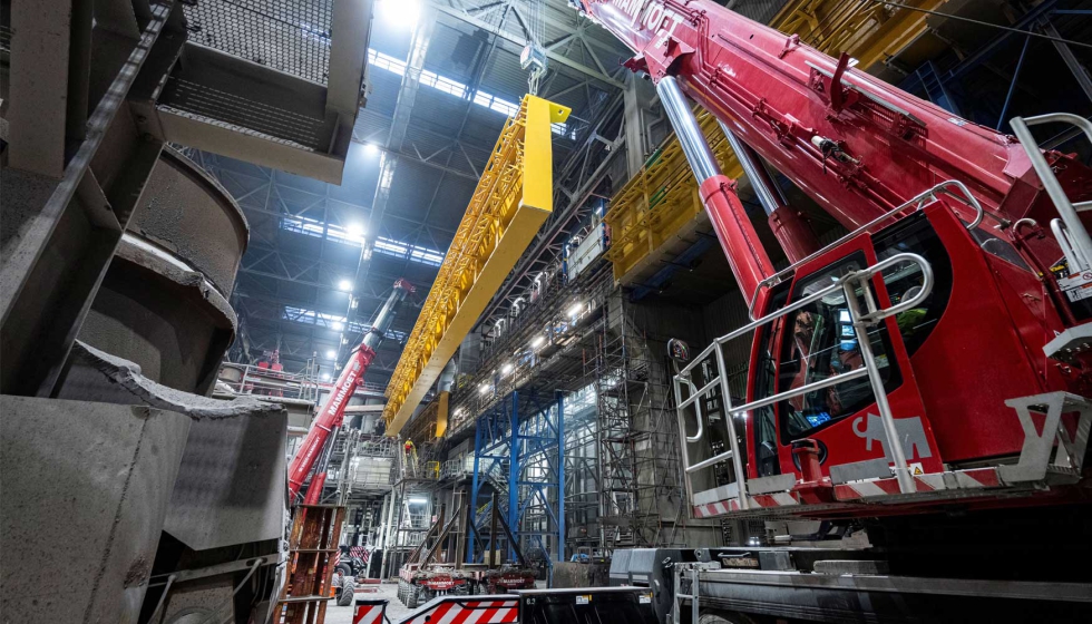 Elevacin en tndem de una nueva viga de gra con dos gras mviles. Foto: thyssenkrupp Steel